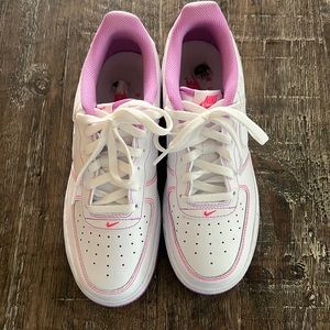 Air Force 1 '07 Low GS 'Contrast Stitch - Fuchsia Glow